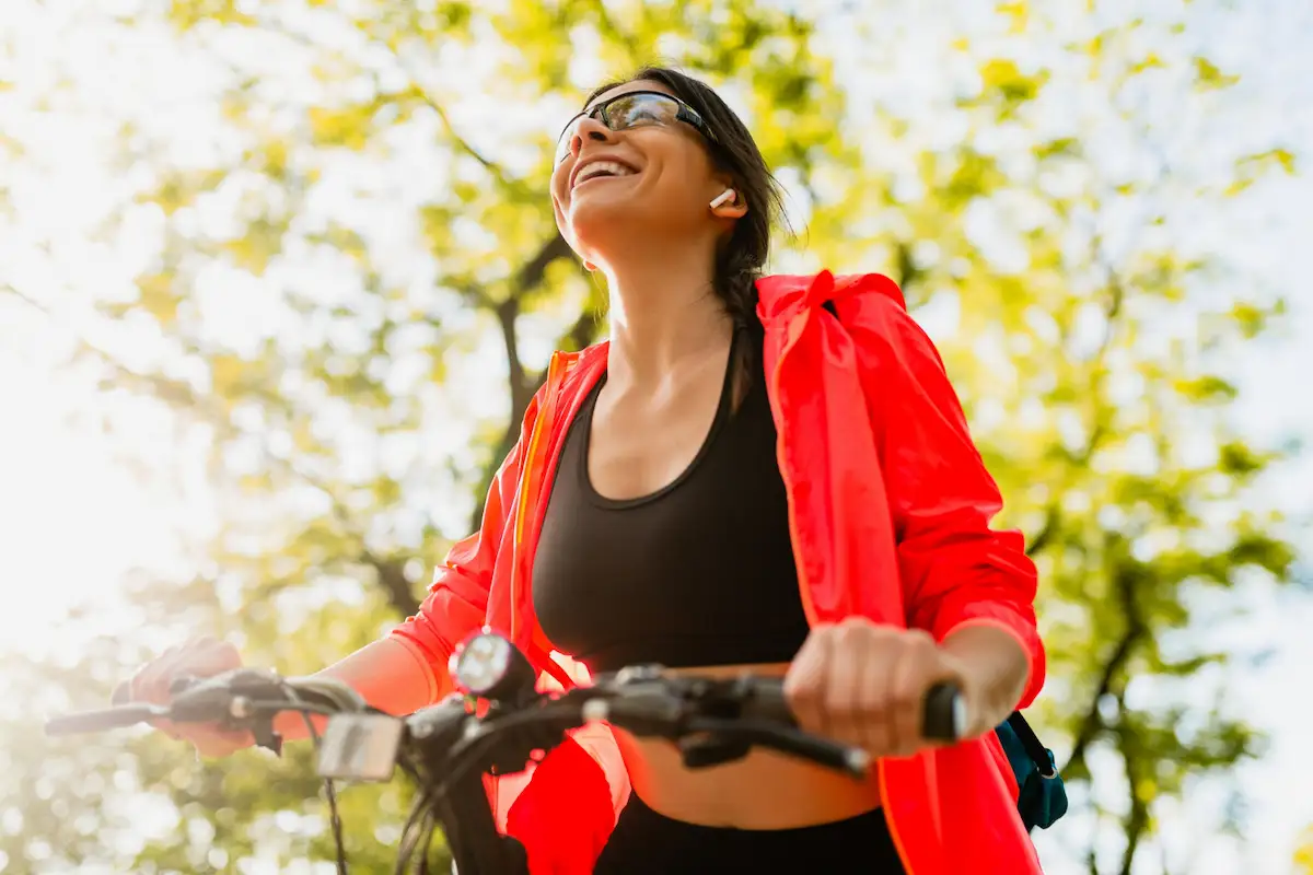 mujer feliz al aire libre en bicicleta