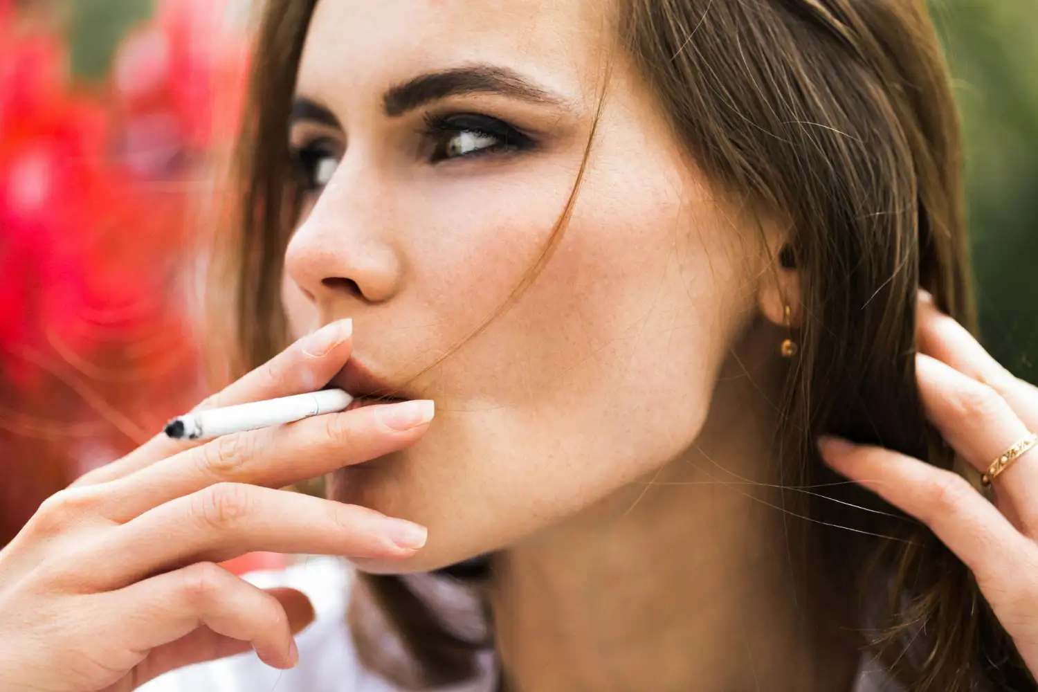 mujer fumando malboro crafted