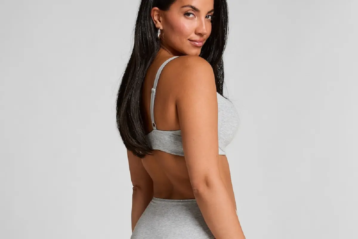 mujer latina con lencería de color gris