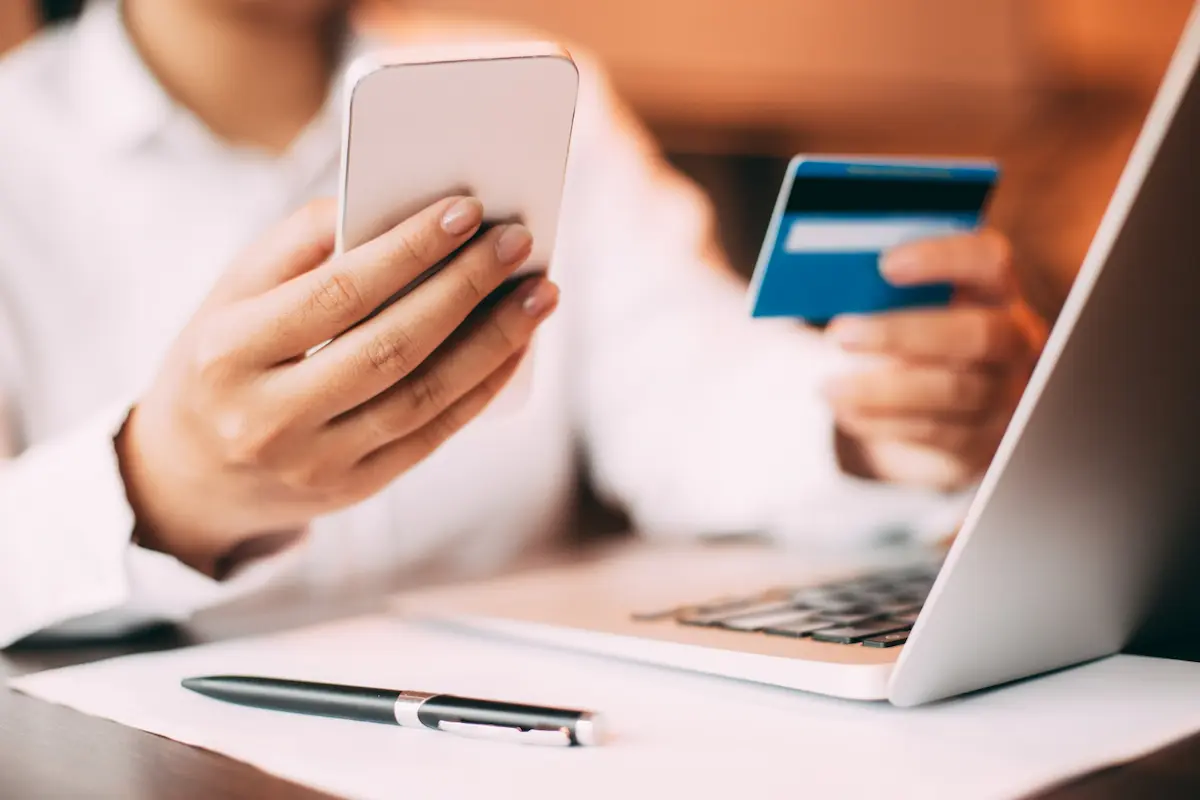 mujer realiza pagos online con tarjeta