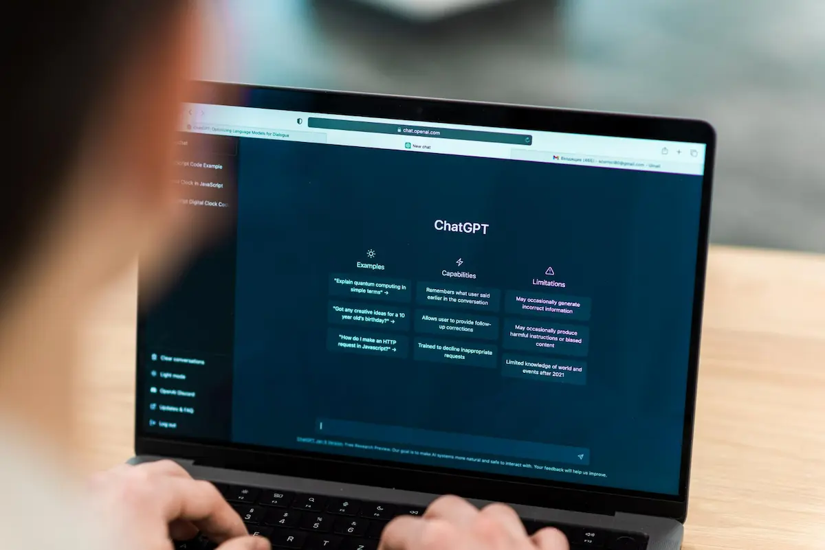 mujer trabajando en portatil con chatgpt