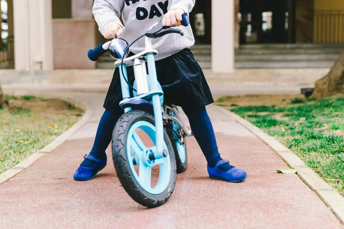 niña a lomos de una moto pequeña