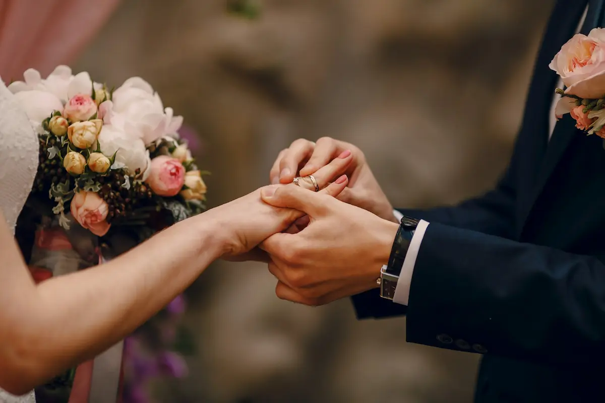 novios intercambiando anillos de boda