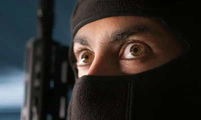 ojos locos de un terrorista islamista