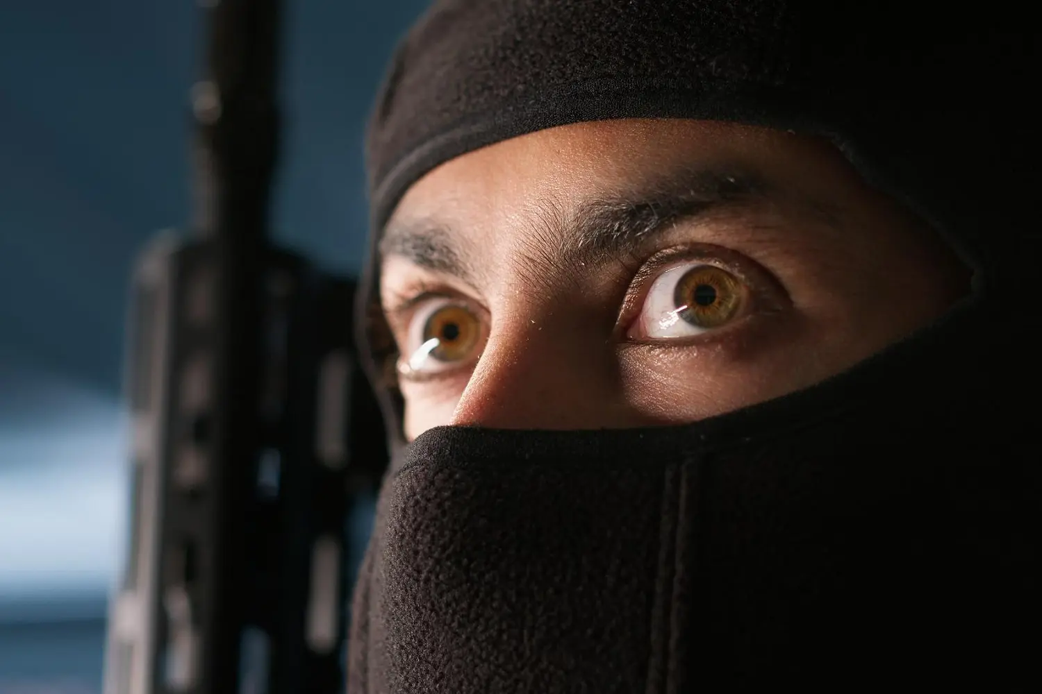 ojos locos de un terrorista islamista