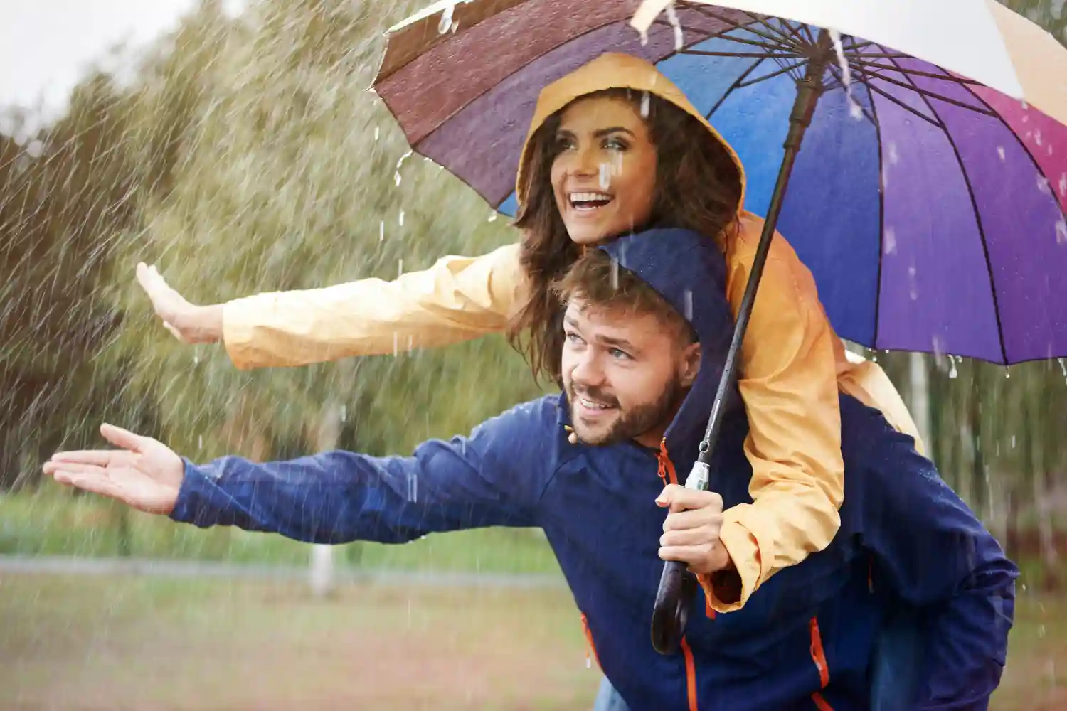 pareja juntos bajo paragua y lluvia fuerte