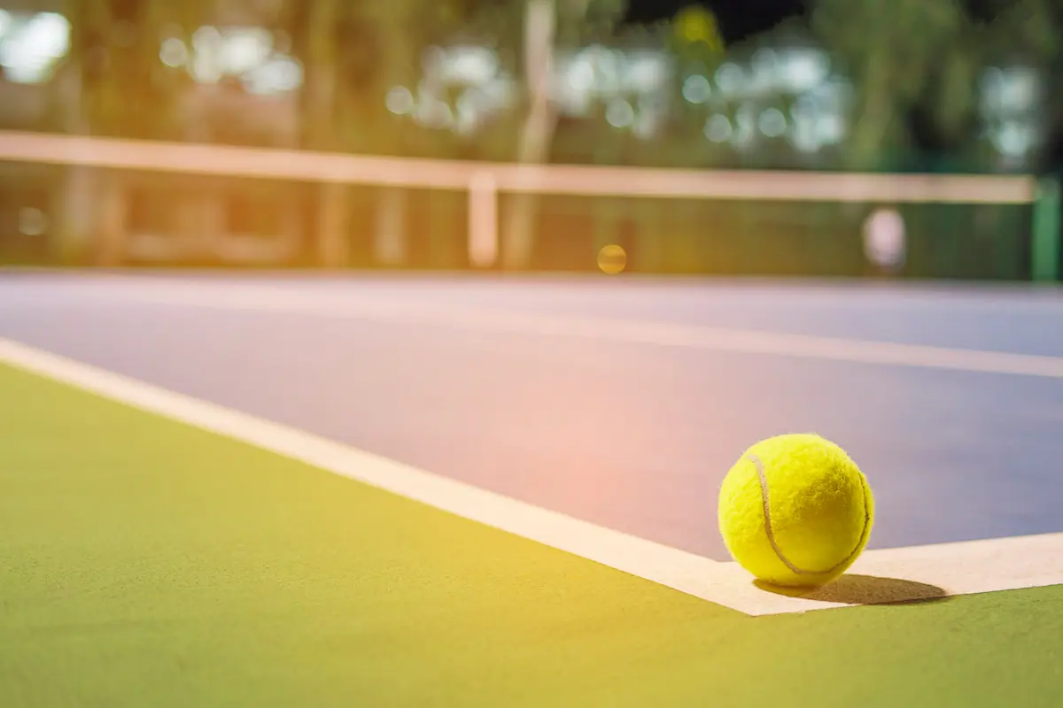 pelota tenis a un rincon de un campo