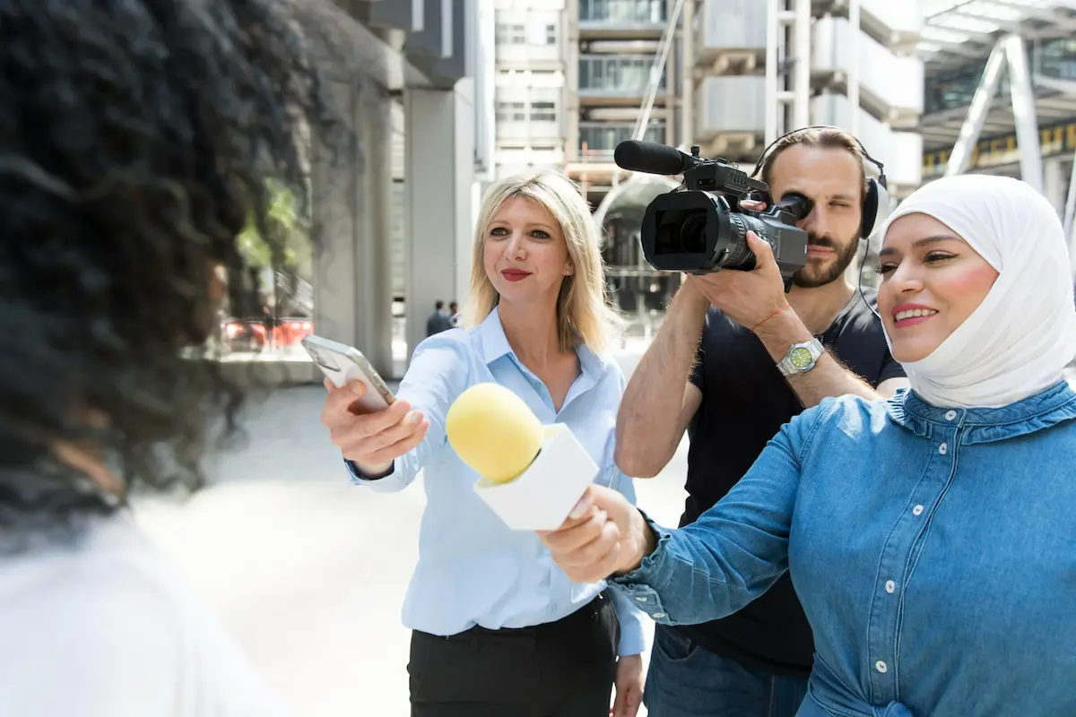 periodistas de al jazeer en una calle de tel aviv