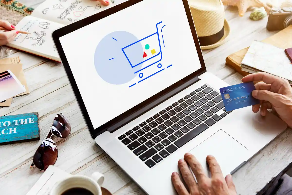 persona compra online delante de un pc