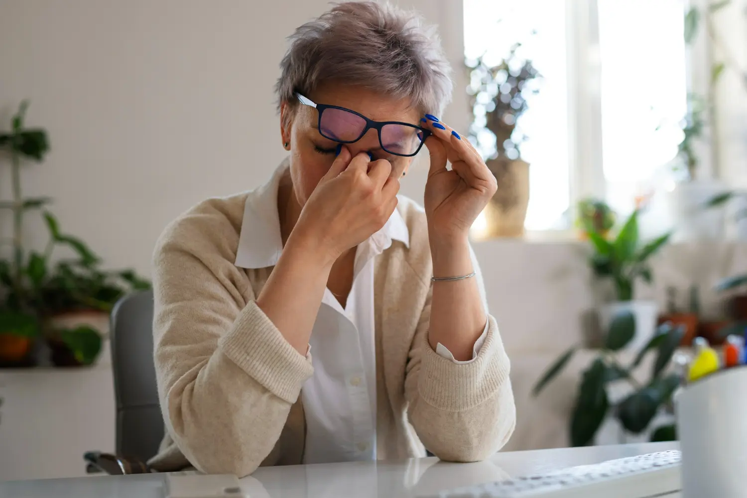 señora sufriendo de tensión ocular