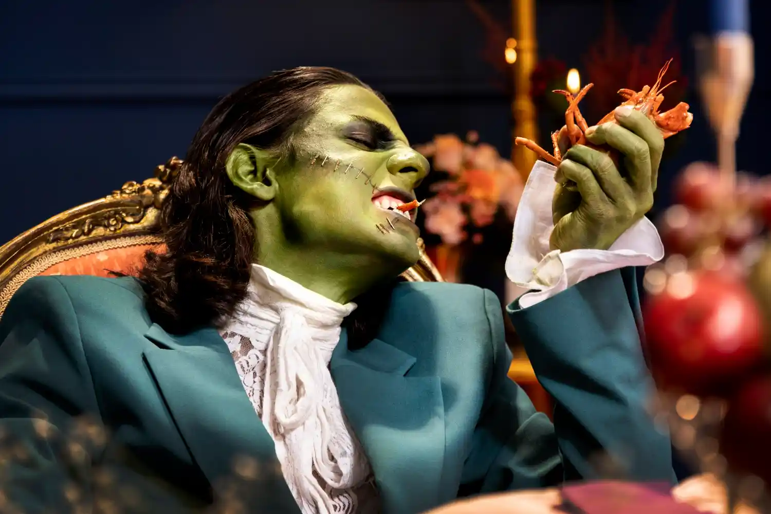una escena de frankestein comiendo