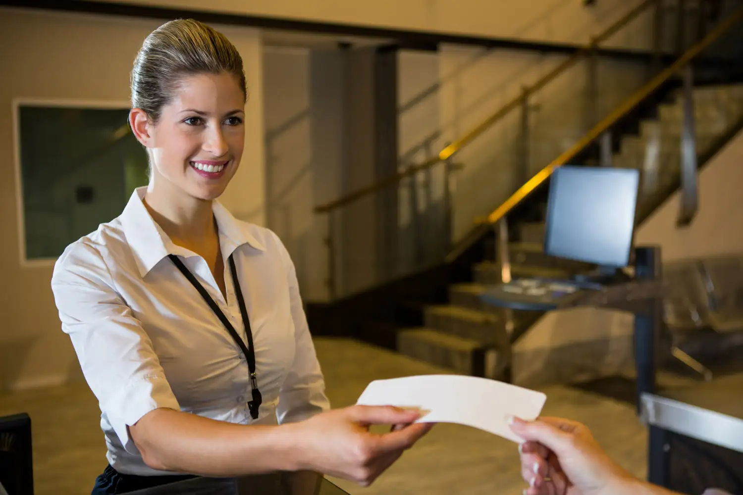 una hostess dando billete de avion a turista