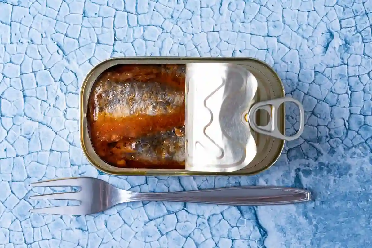 una lata de haring holandes abierta