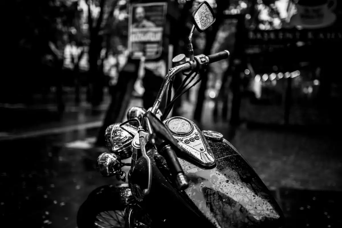 una moto custom bajo la lluvia