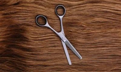 unas tijeras apoyadas sobre pelo de mujer
