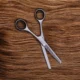 unas tijeras apoyadas sobre pelo de mujer