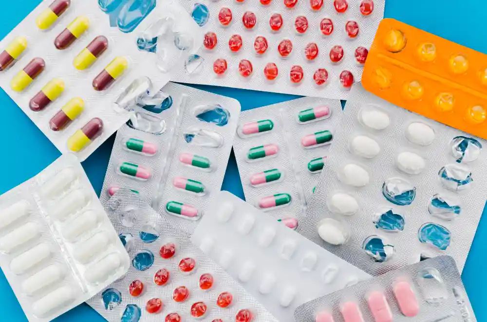 varios blisters de farmacos de colores