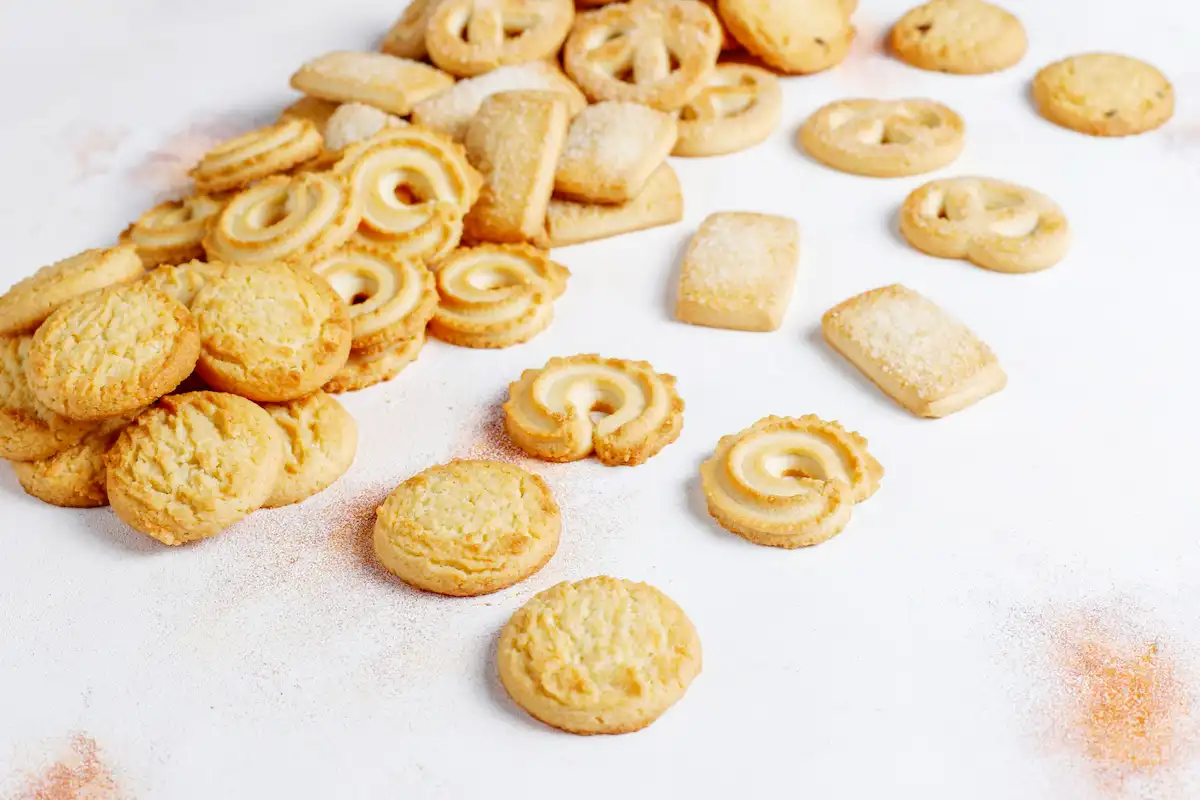 varios polvorones y mantecados en una mesa