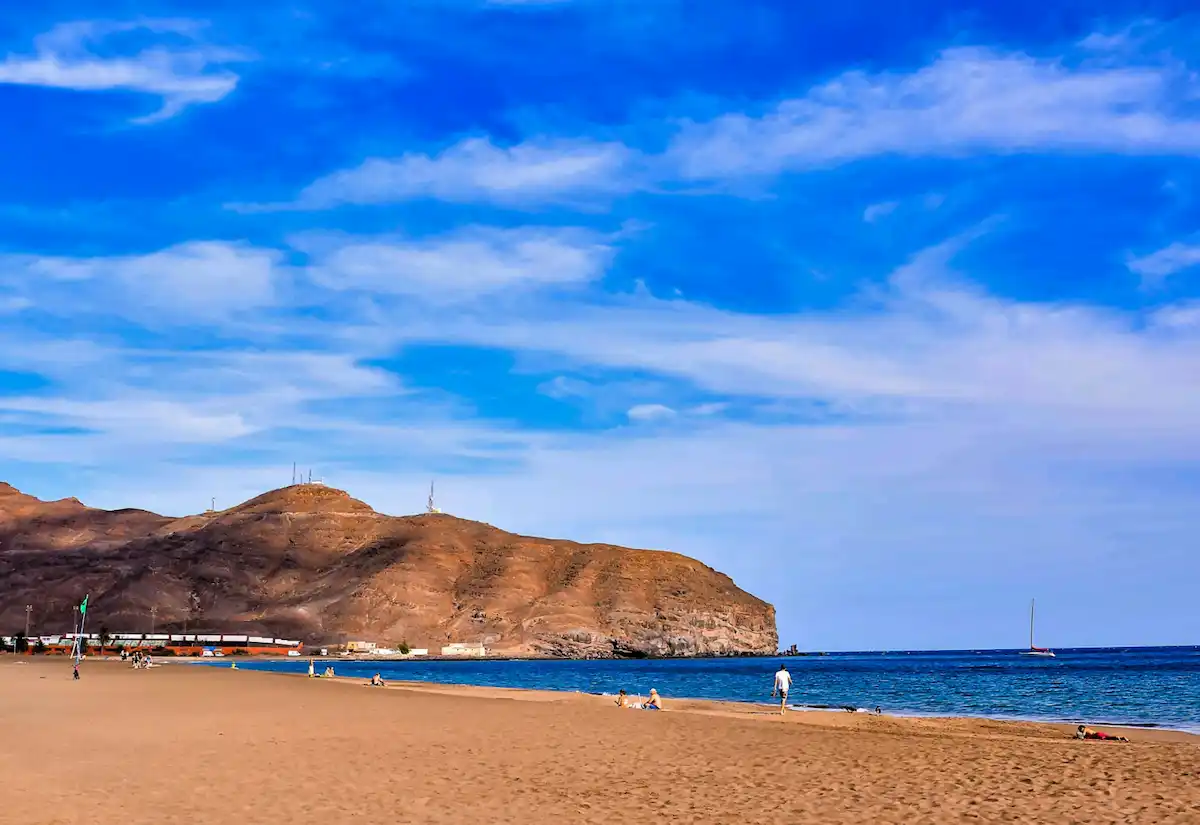 vista de una playa de canarias con roca a lado