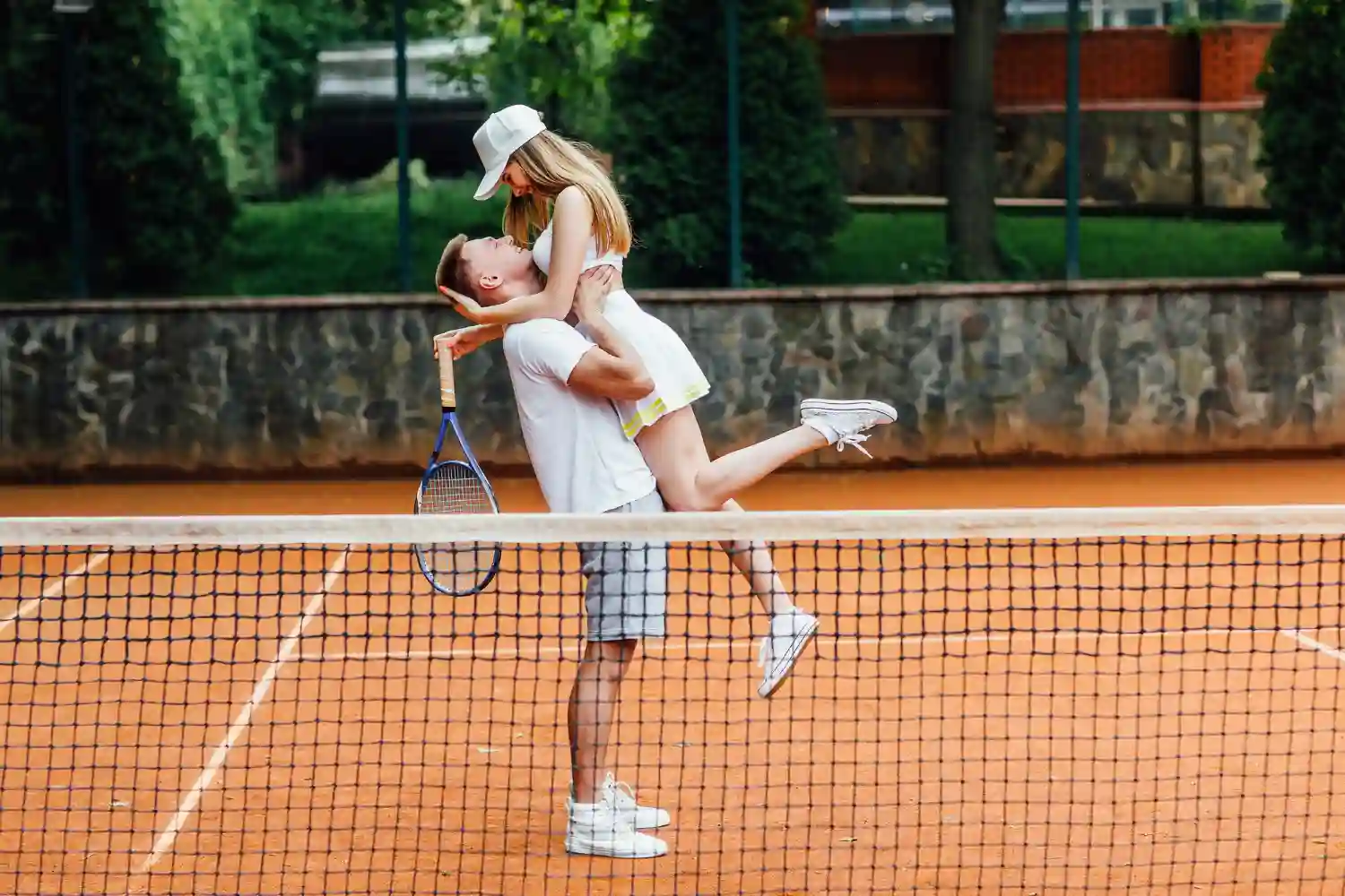 Holger Rune abraza Kalinskaya en campo de tenis