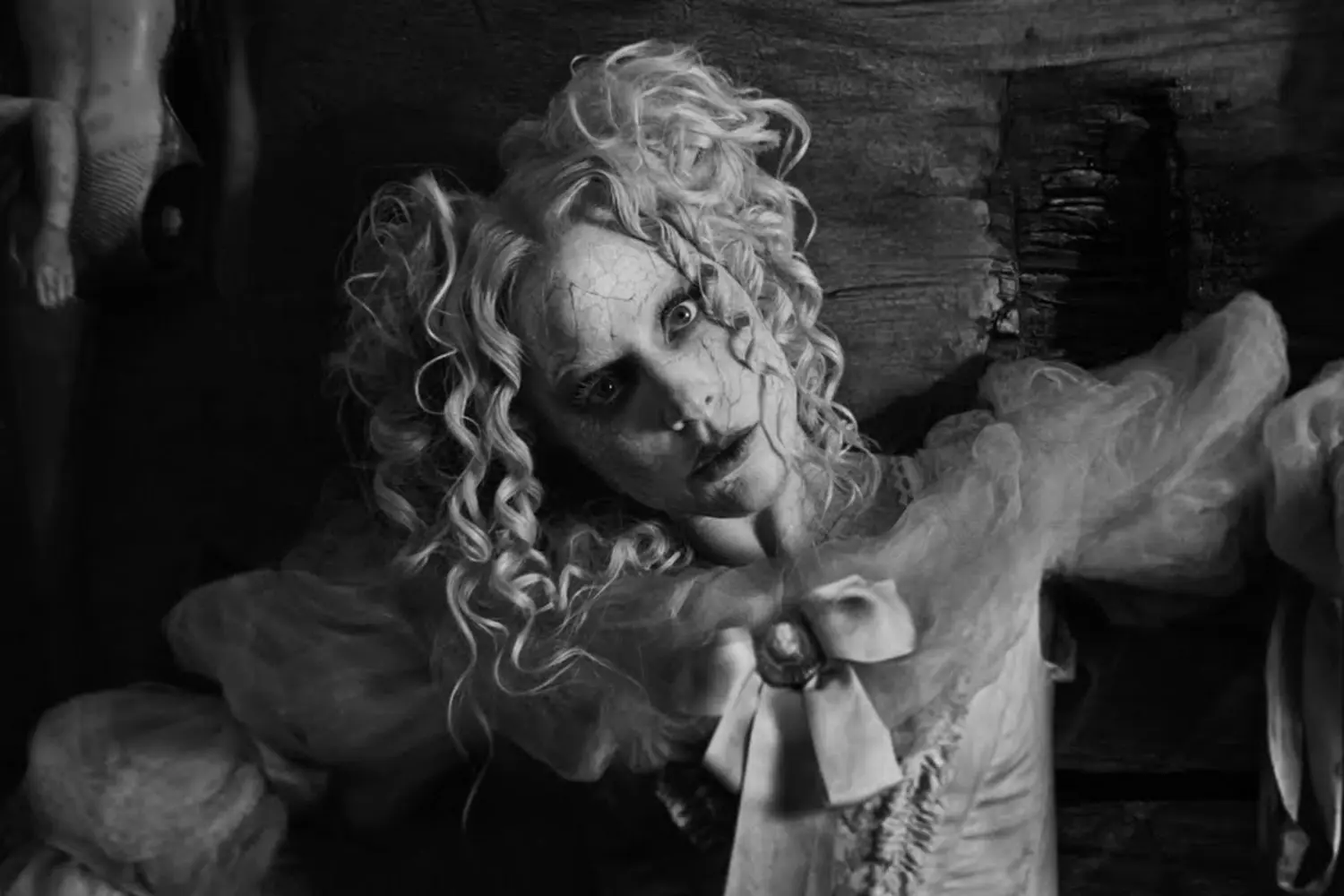Lady Gaga en el video de The Dead Dance
