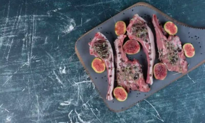 Lechazo al horno sobre plato