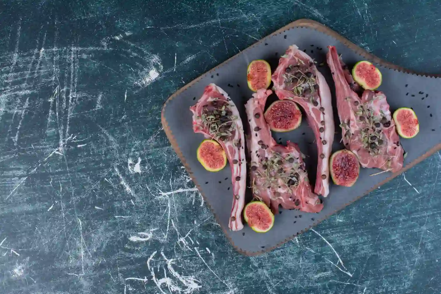 Lechazo al horno sobre plato