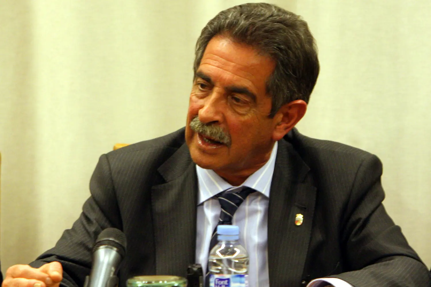 Miguel Ángel Revilla en una rueda de prensa