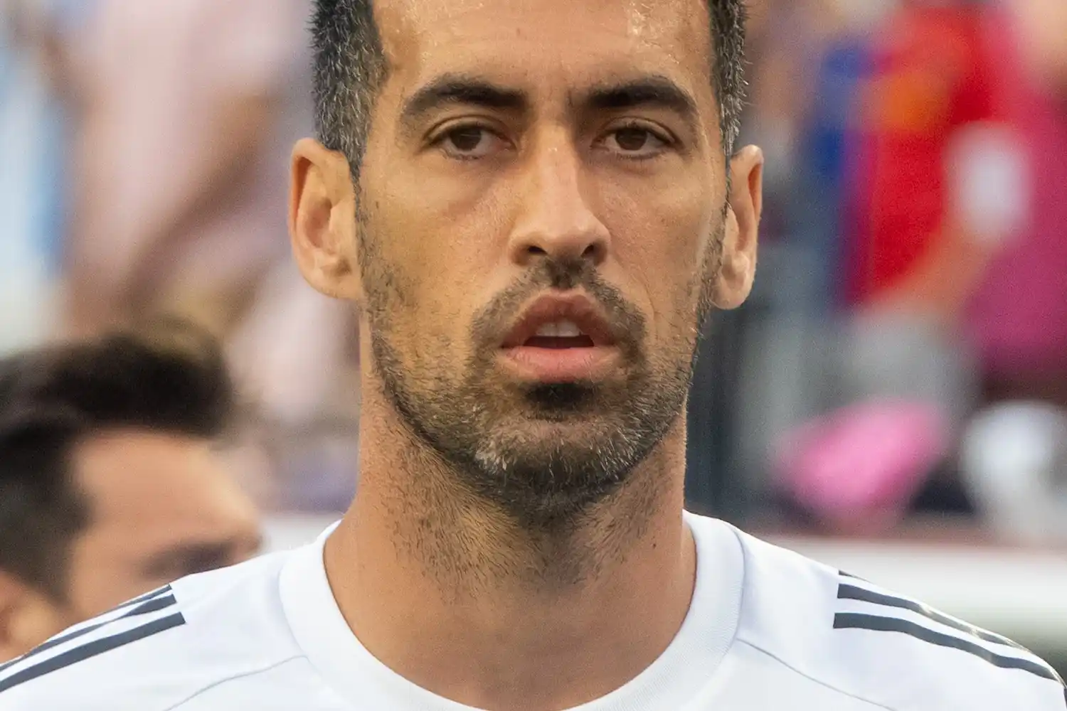 Sergio Busquets con camiseta blanca