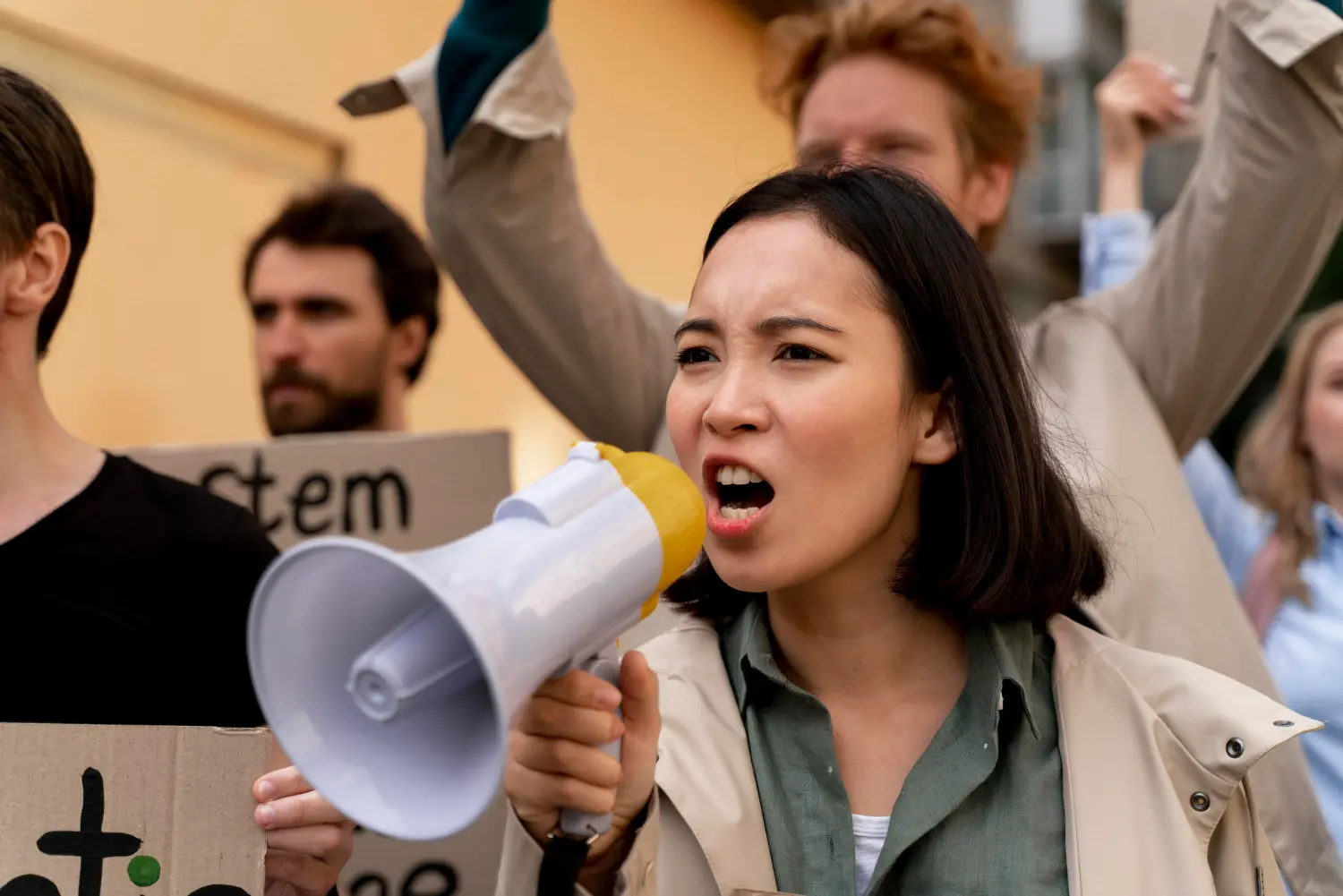 algunos chicos de nepal protestando en la calle