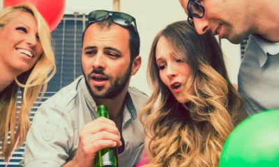 amigos bailan en un Tardeo en Madrid