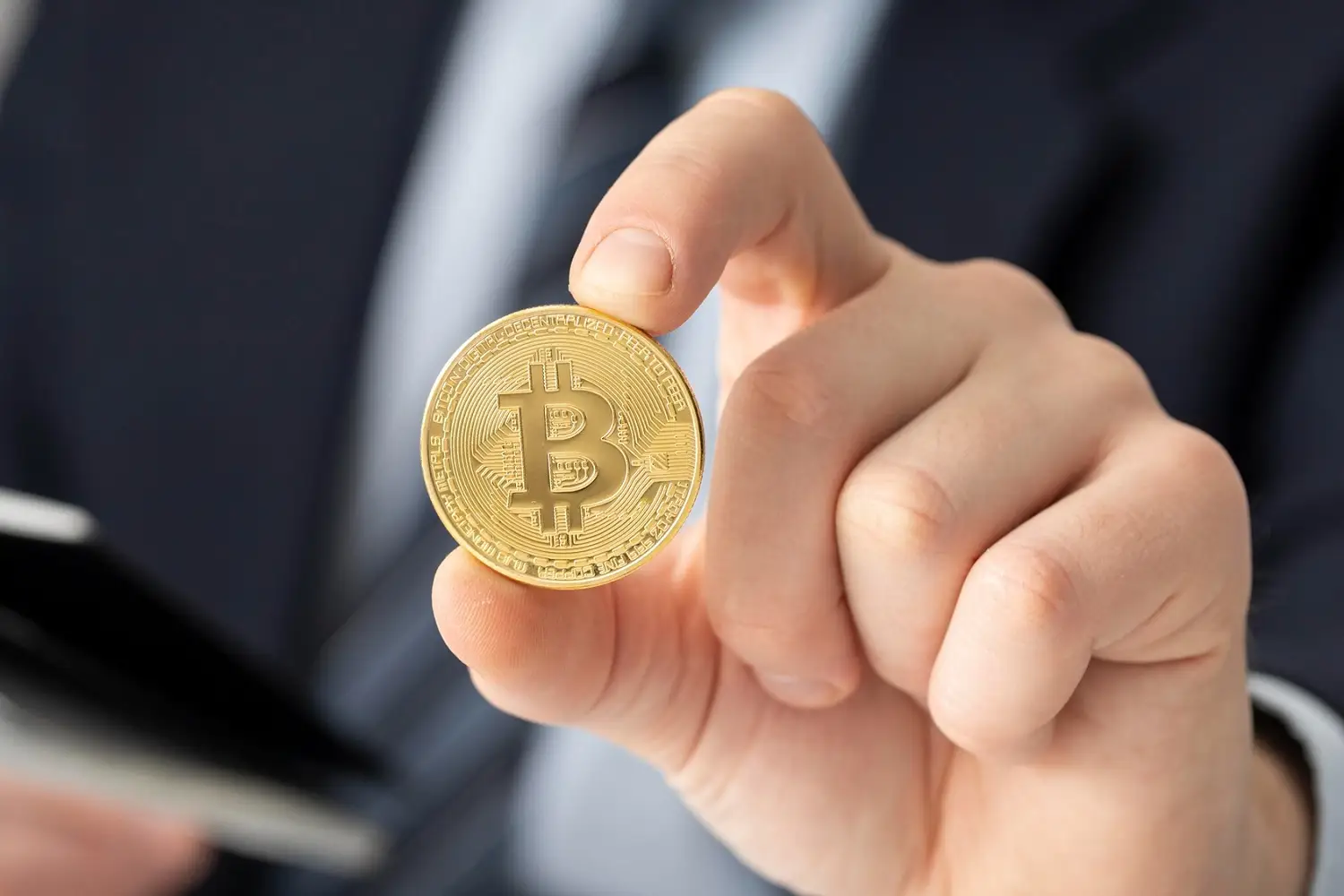 banquero tiene en los dedos una stablecoin