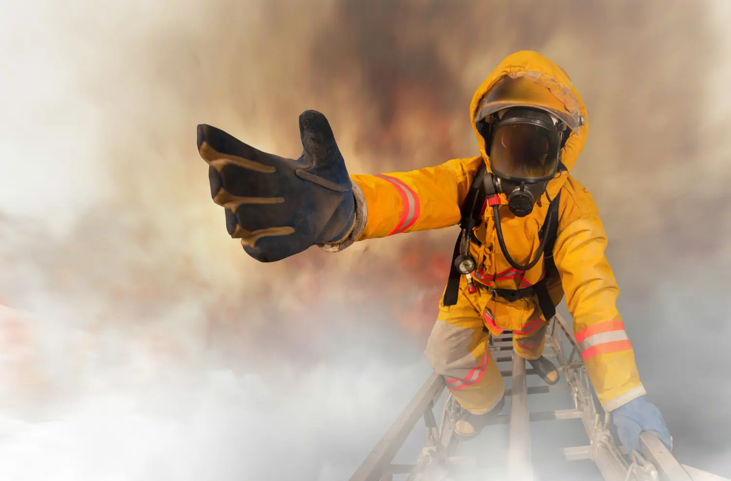bombero forestal con mano tesa hacia la camara