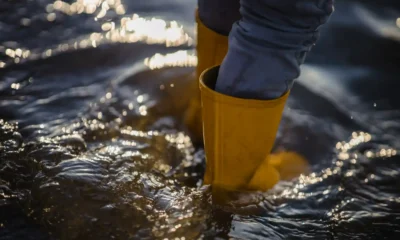 botas de voluntario en agua de la dana
