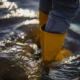 botas de voluntario en agua de la dana