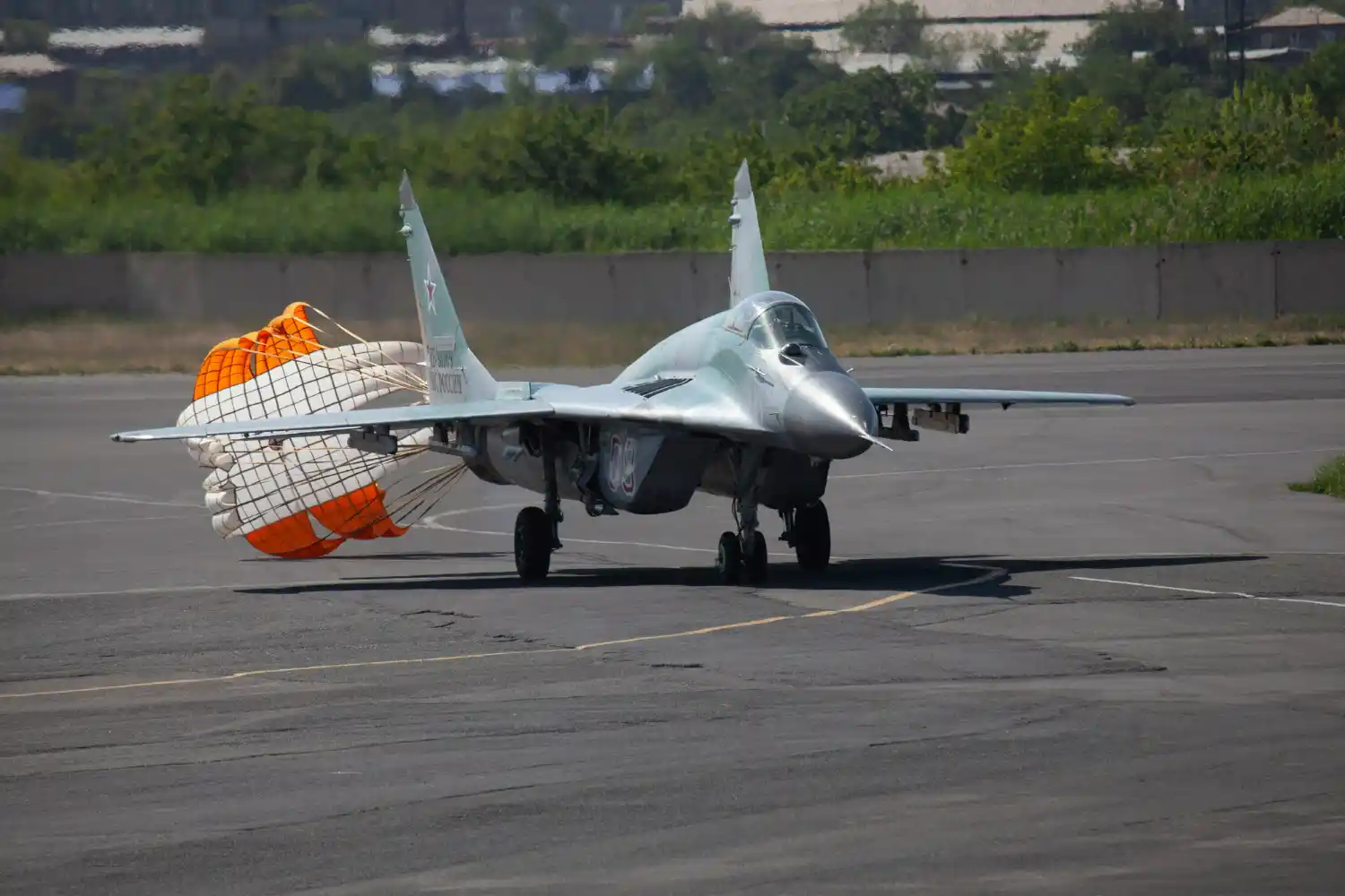 caza da guerra de la otan en pista