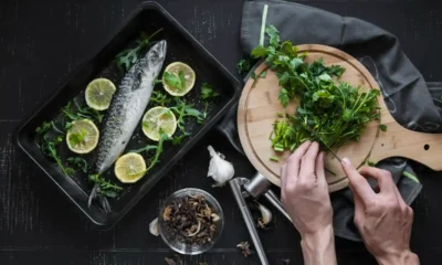 chef cocinando pez en una plancha