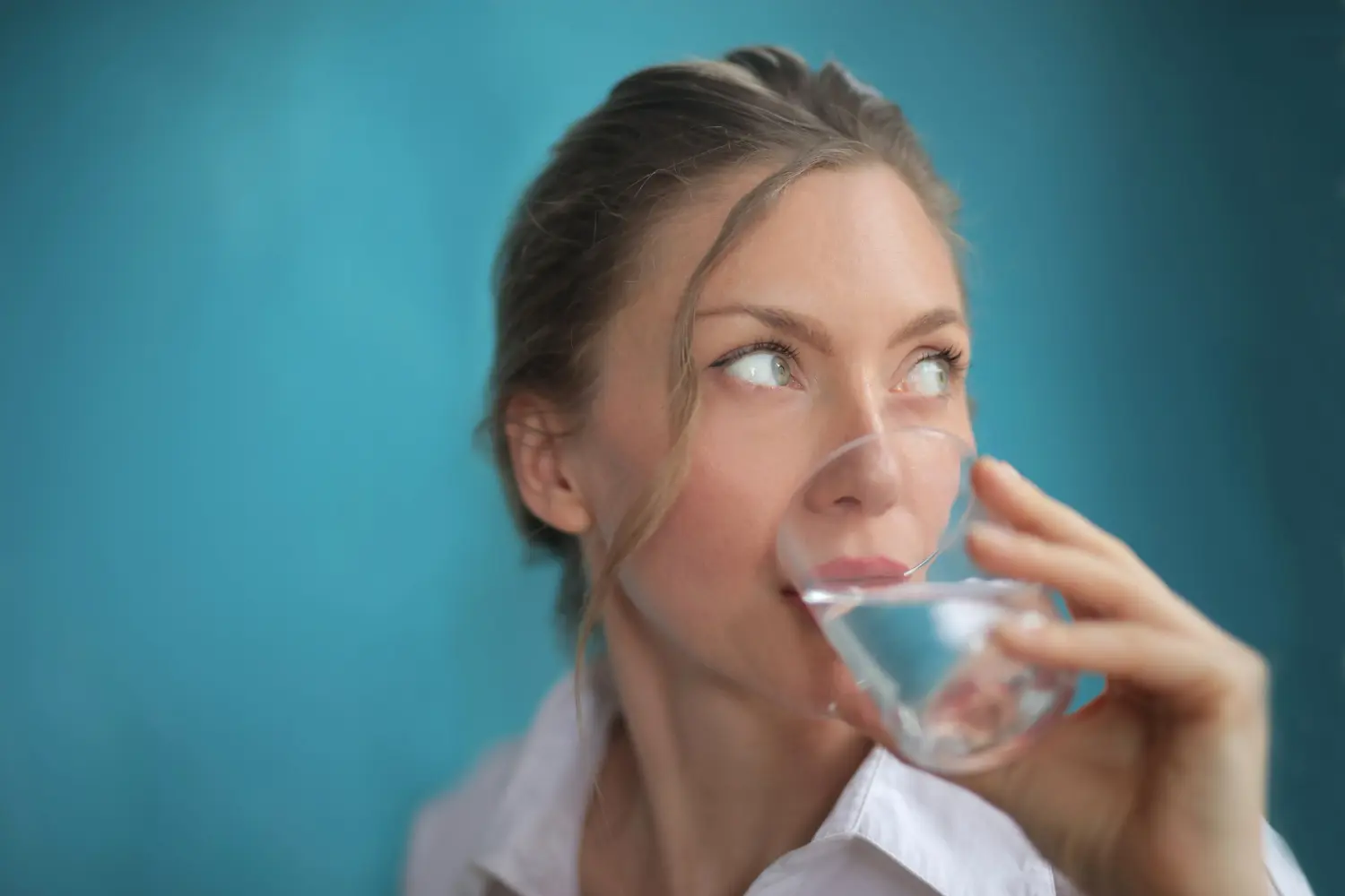 chica bebe Agua con sal para la boca