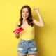 chica celebra ganar loteria de la ondee