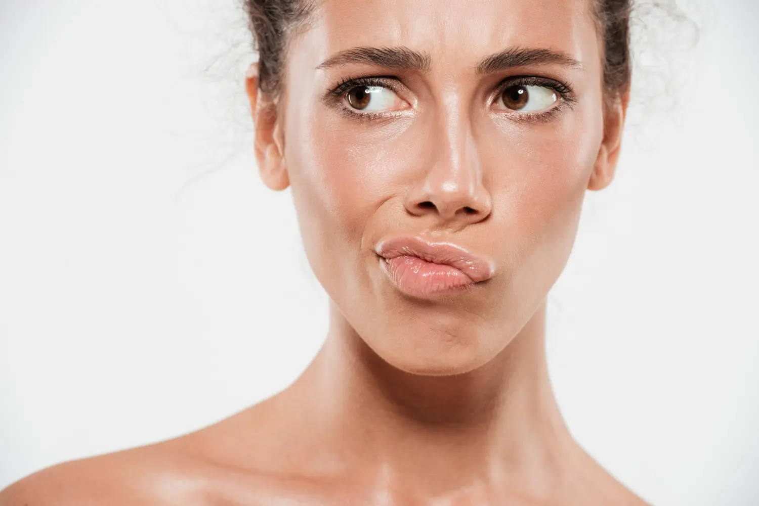 chica con boqueras tiene dolor