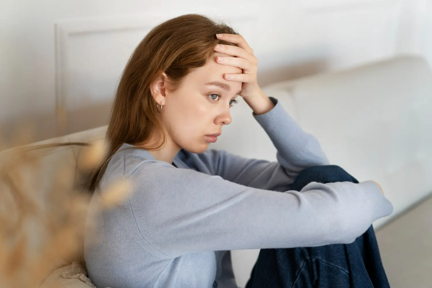 chica sentada con ataque de ansiedad