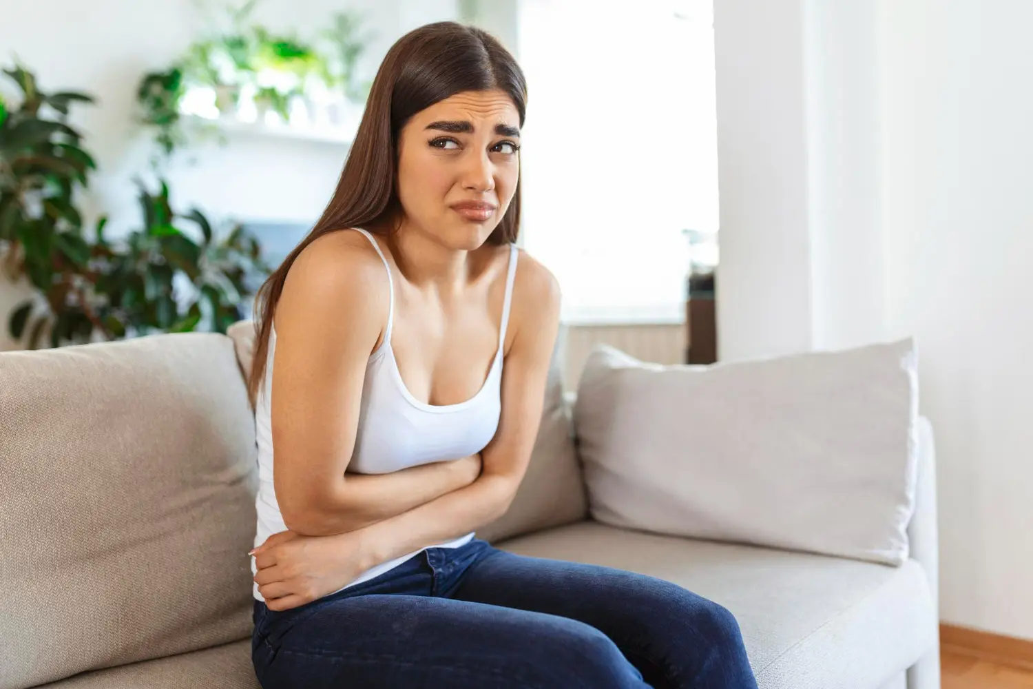 chica sentada se tiene tripa tras tomar Micralax