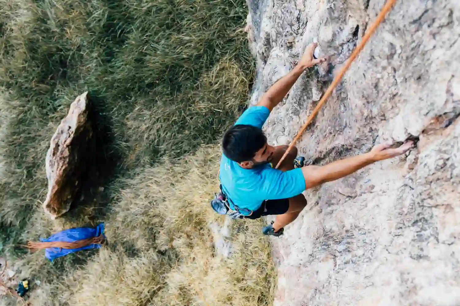 chico en una competicion andaluzas escalada