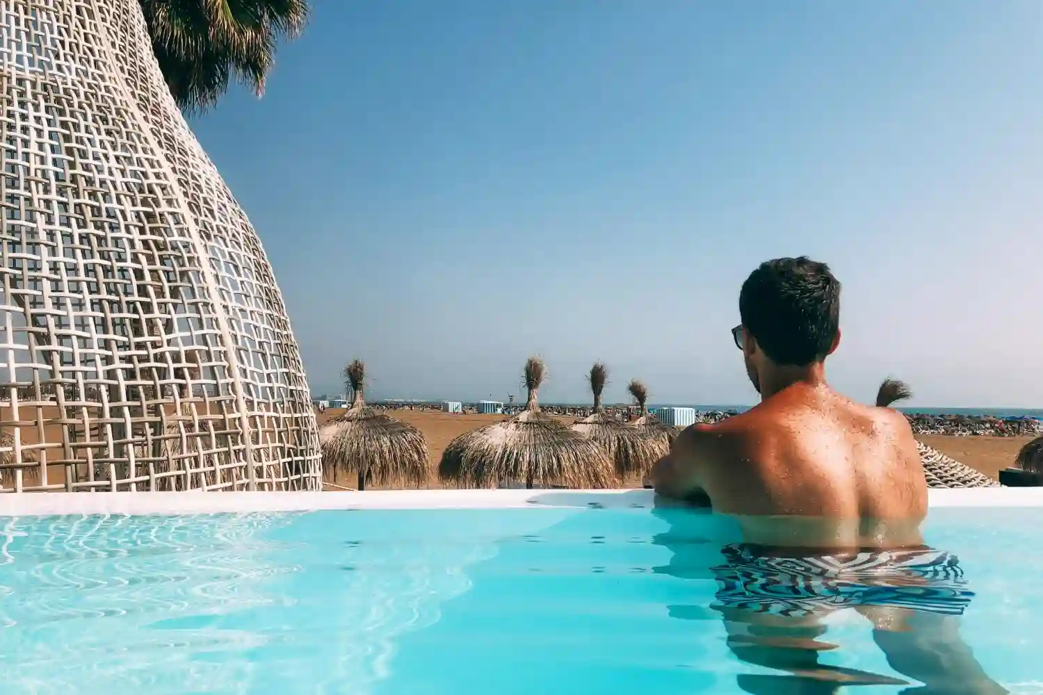 chico en una piscina en mykonos