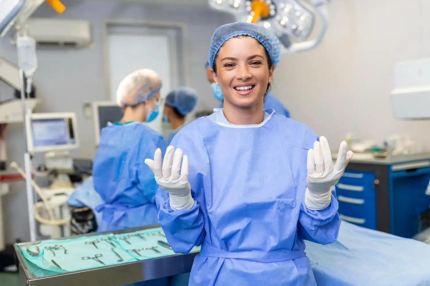 cirujana antes de operar una cadera sonrie