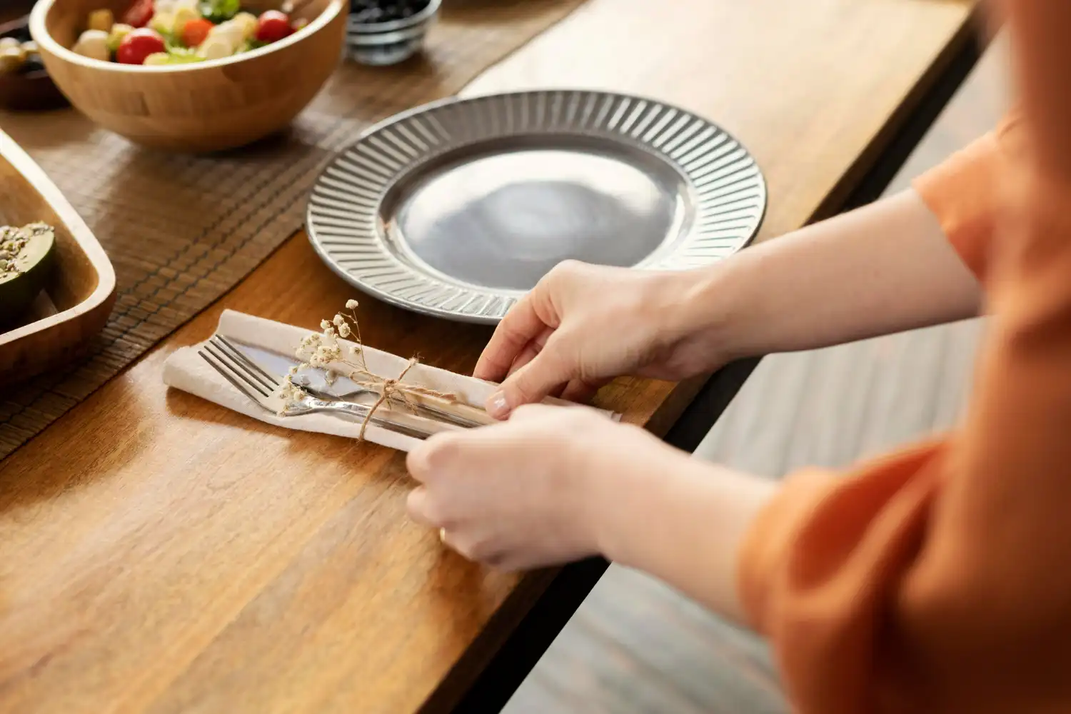 como se colocan los cubiertos en la mesa