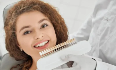 dentista muestra carillas dentales