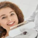 dentista muestra carillas dentales