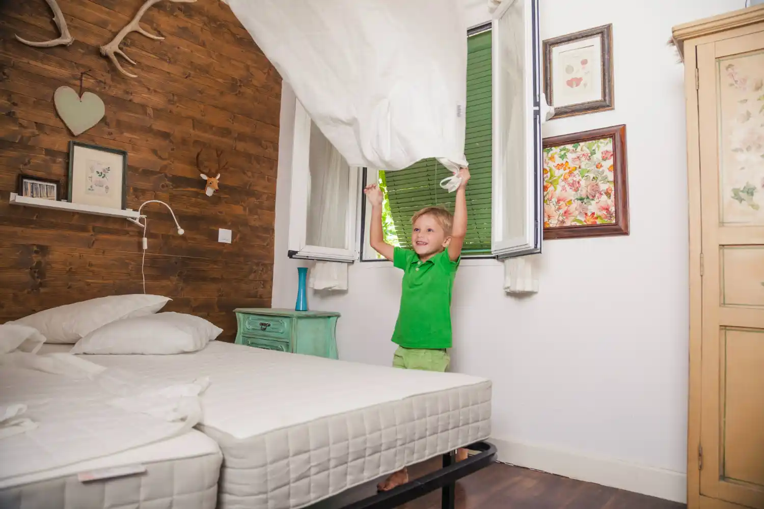 dos camas en una habitacion pequeña