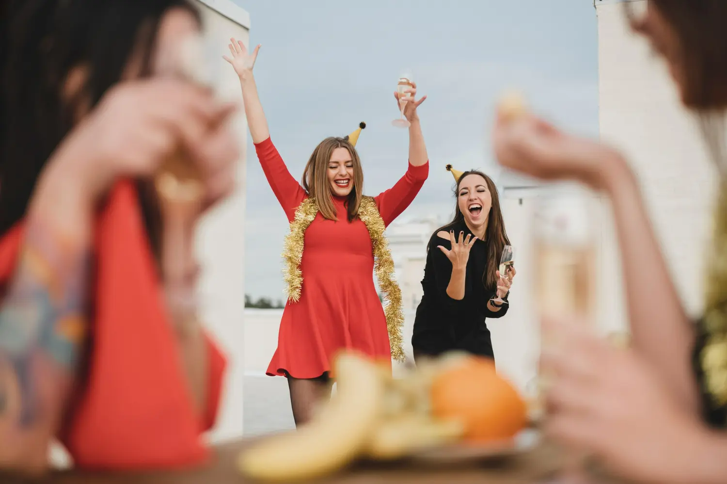dos chicas durante una despedida de soltera